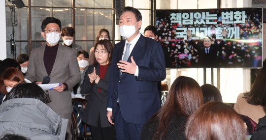 윤석열 국민의힘 대선후보가 11일 오전 서울 성동구 할아버지공장 카페에서 '진심, 변화, 책임' 신년 기자회견을 마친 뒤 취재진의 질문을 받고 있다.[국회사진기자단·연합뉴스]